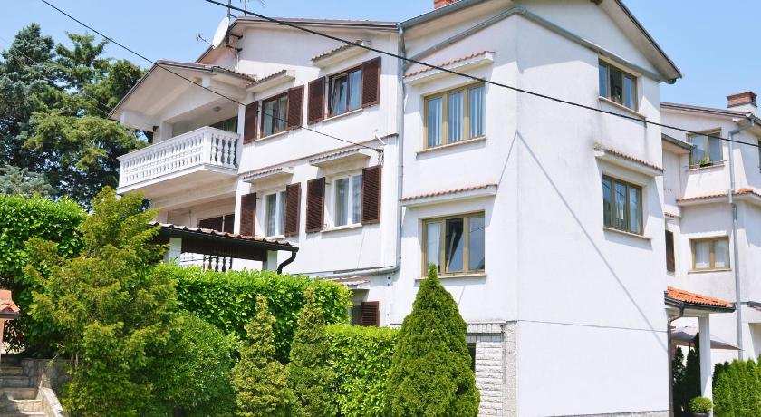 Apartments and Rooms Lago Rupa