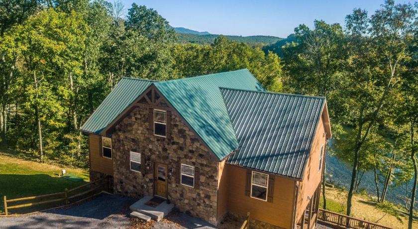 Eagle's Nest- A pet friendly cabin on the river!