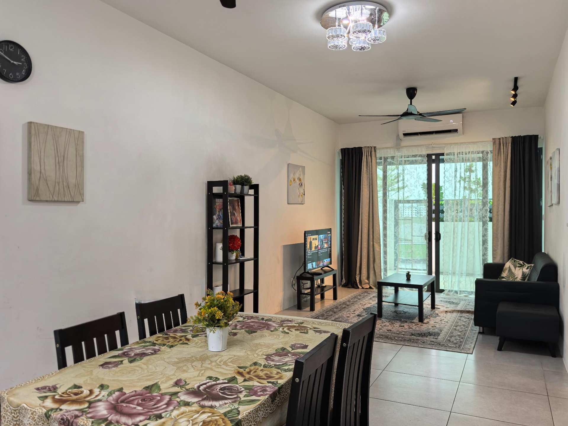 Royal Comfort Suite Meritus near swimming pool