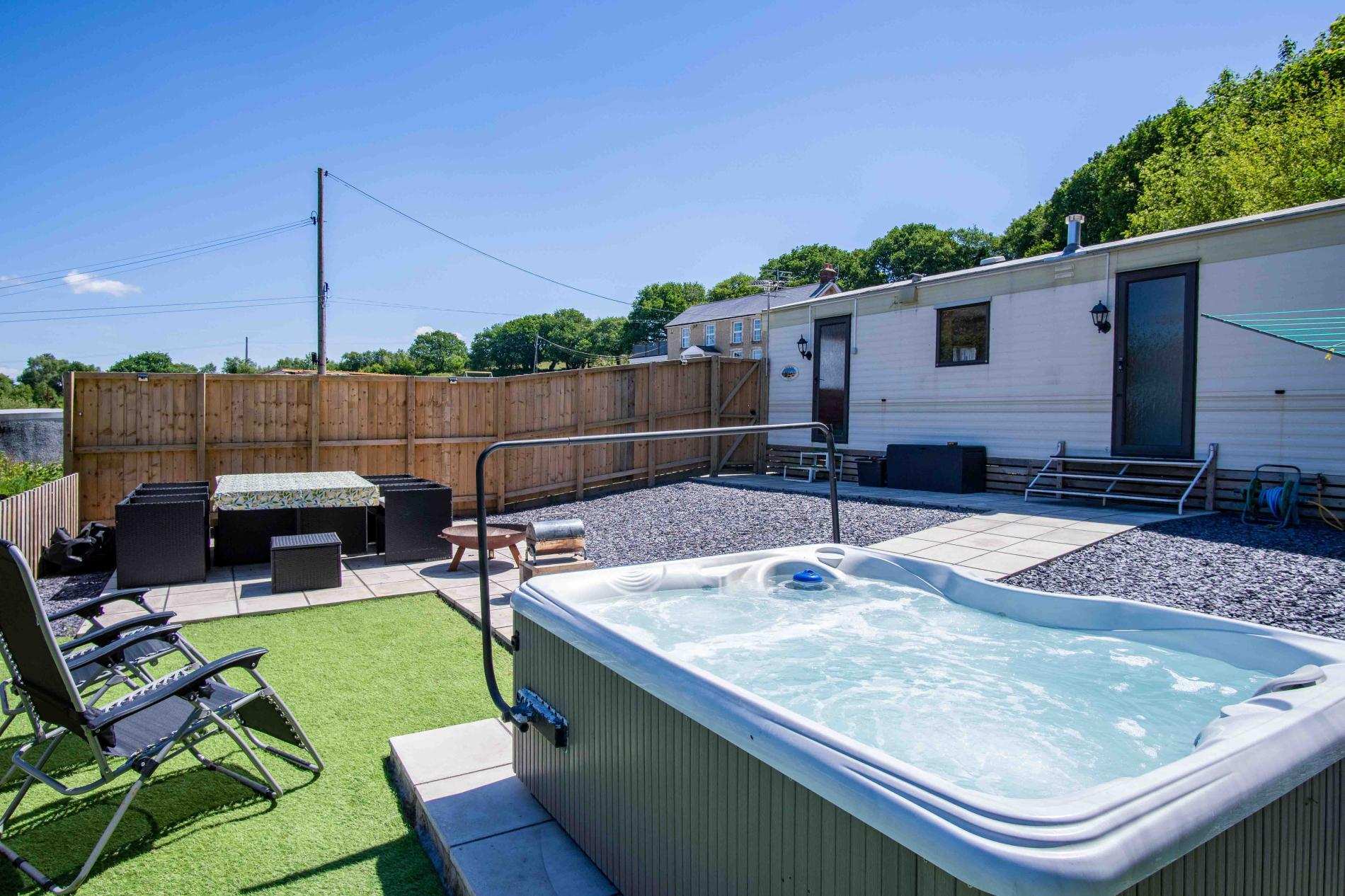 Hopkins Retreat - 3 Bedroom Caravan - Hot Tub