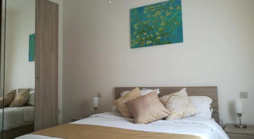 The Premier Suite - Fully Airconditioned - Ample Parking
