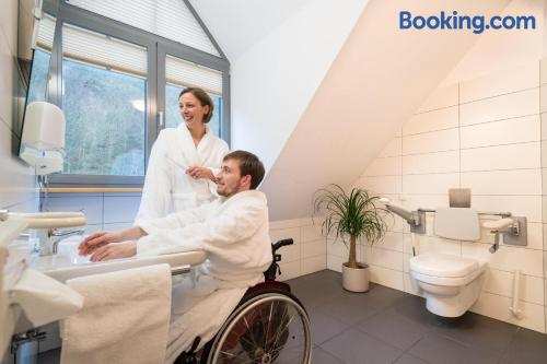 Zweibettzimmer rollstuhlgerecht - euvea Freizeit- und Tagungshotel gGmbh
