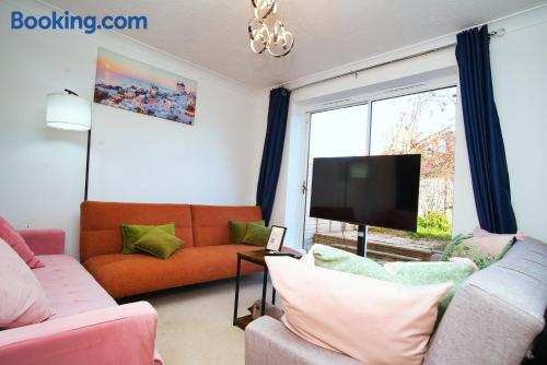Spacious 4 Bed Detached with Free Parking Sleeps 11