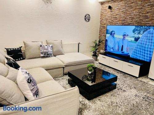 GraceHomes - 6 Zimmer Wohnung with parking - Up to 10 guests - Large group & family welcome