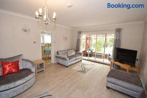 Little Hare Lodge - Spacious 2 bedroom attached bungalow