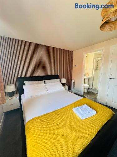 Bierton & Aylesbury Room - King Ensuite & free parking - 60 Coronet Road
