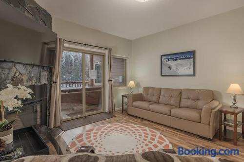 2 Bedroom Mountain View Condo with Private Hottub