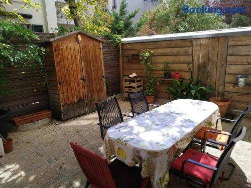 cosy rare 2 bedroom apartment around a private garden