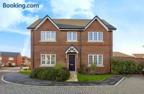 Sleeps 8, off-road parking for 3 cars, pet friendly, welcome hamper
