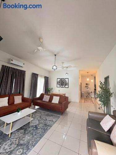 KLIA Transit ARA Homestay Sepang, 4Br 8pax cozy Semi D Self Check In
