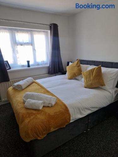 Sleek 3-Bedroom , Comfy Family Home with Garden & Hassle-Free Parking & WiFi