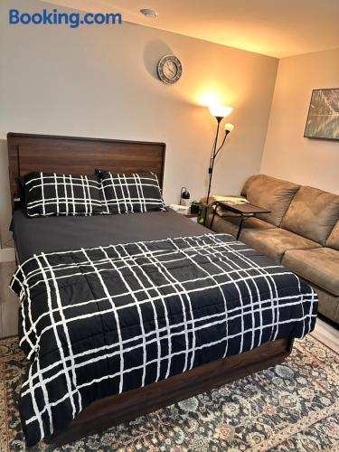East Coast Cozy by Wastis-Easy Hwy, City & Airport Access plus Free Parking