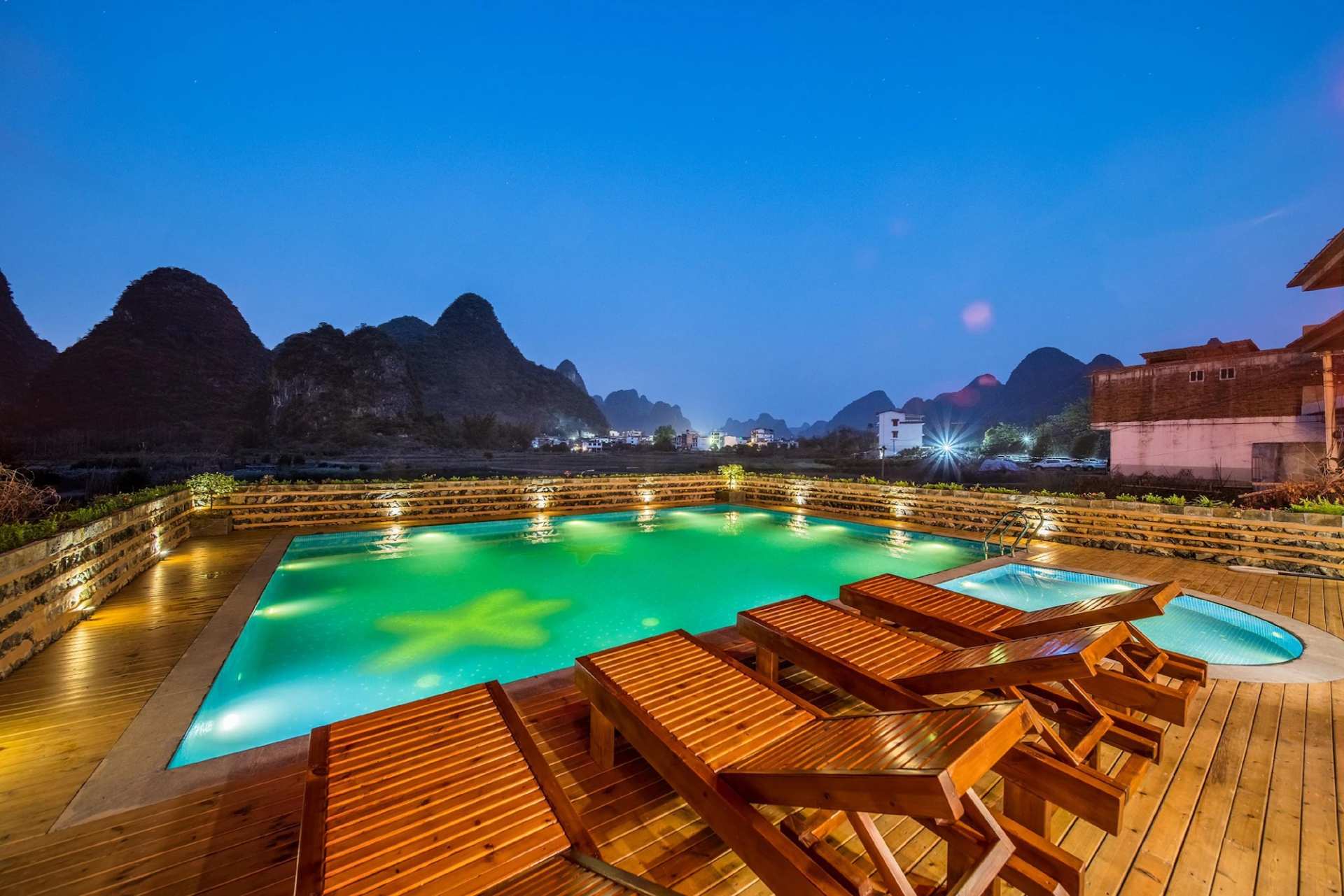 Yangshuo Tea Cozy-Free one way pick up service over 4 nights, English speaking, Yulong river location,Laundry service,Swimming pool, Bicycle rent