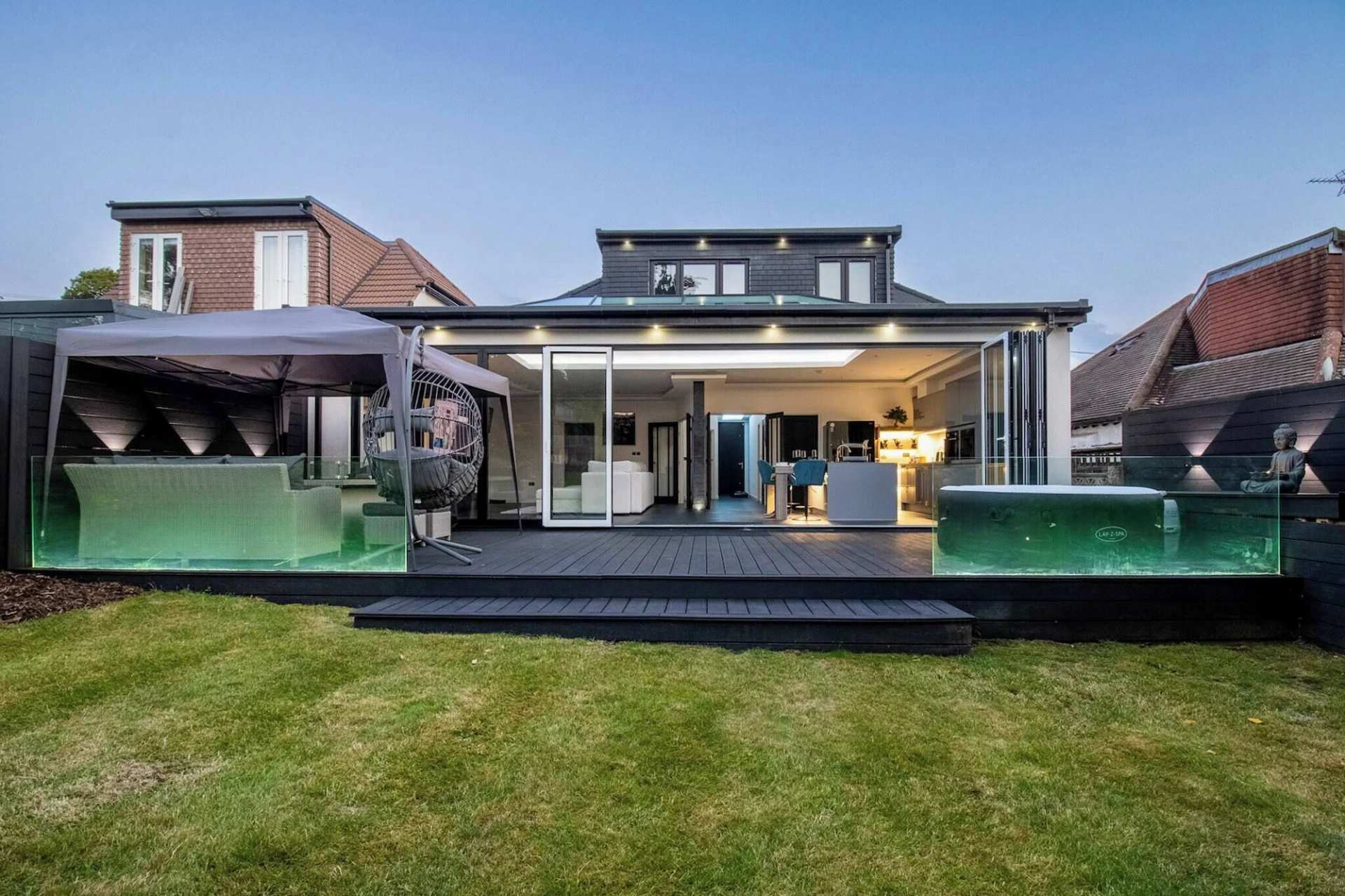 Luxury 4-Bedroom High-End Home, Includes Jacuzzi and Pool Table