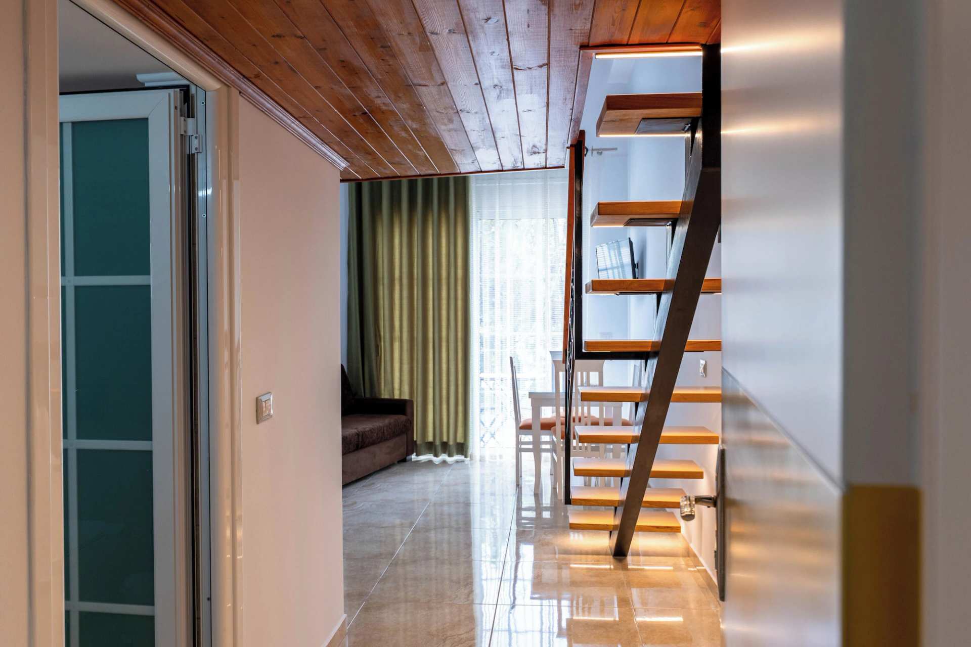 Crown Deluxe Apartments