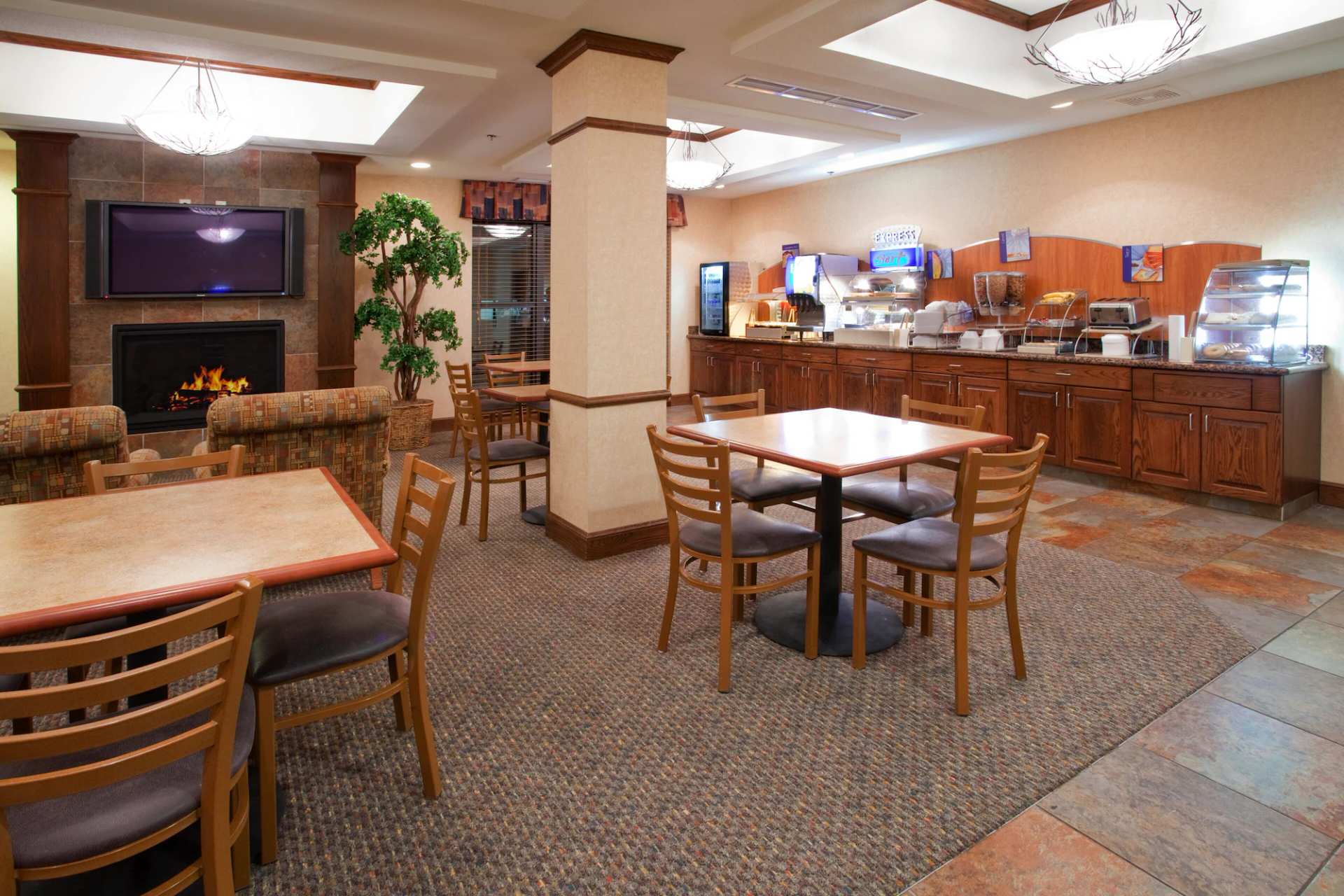 Holiday Inn Express Airport East by IHG