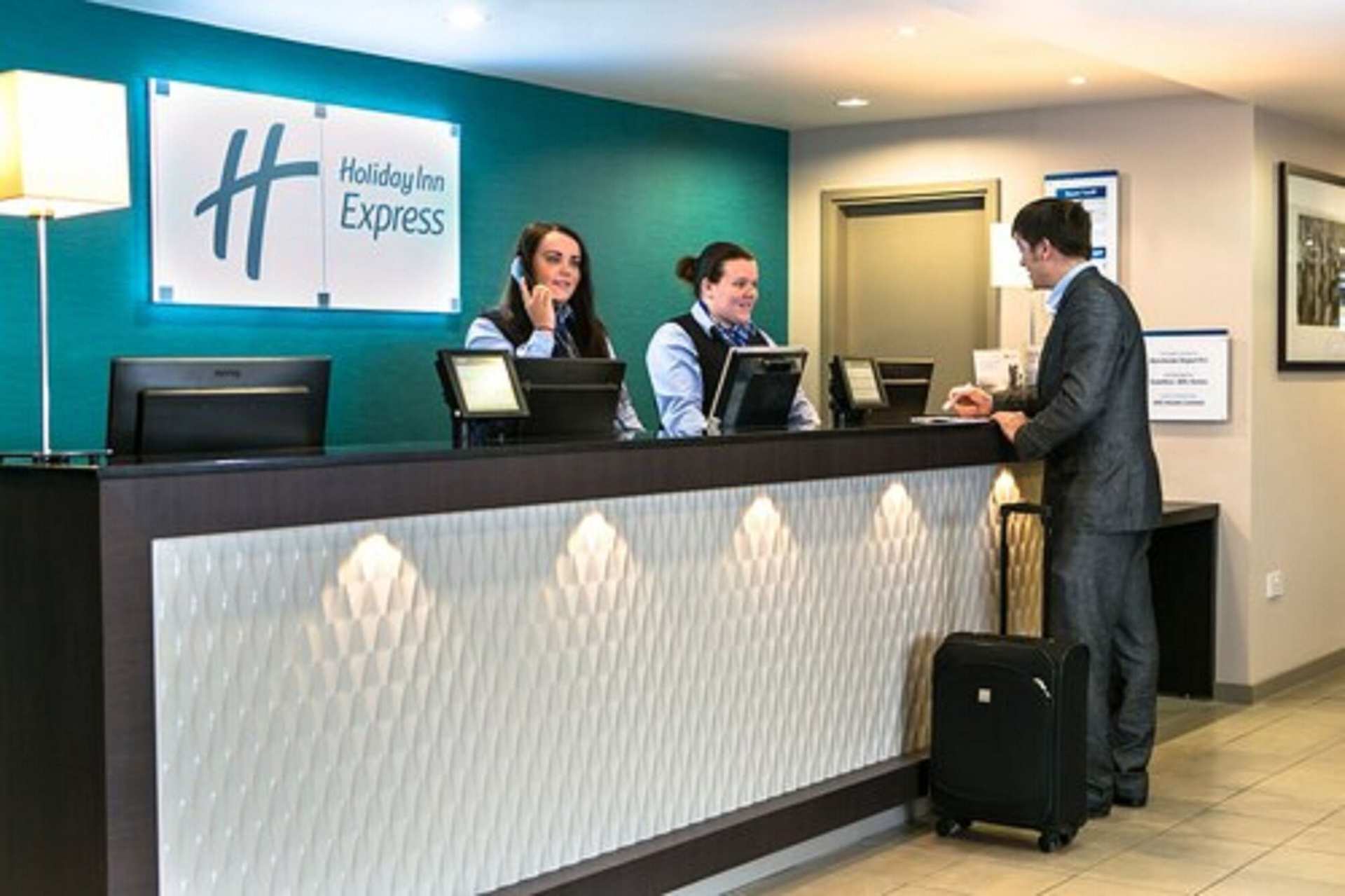 Holiday Inn Express Manchester Airport by IHG