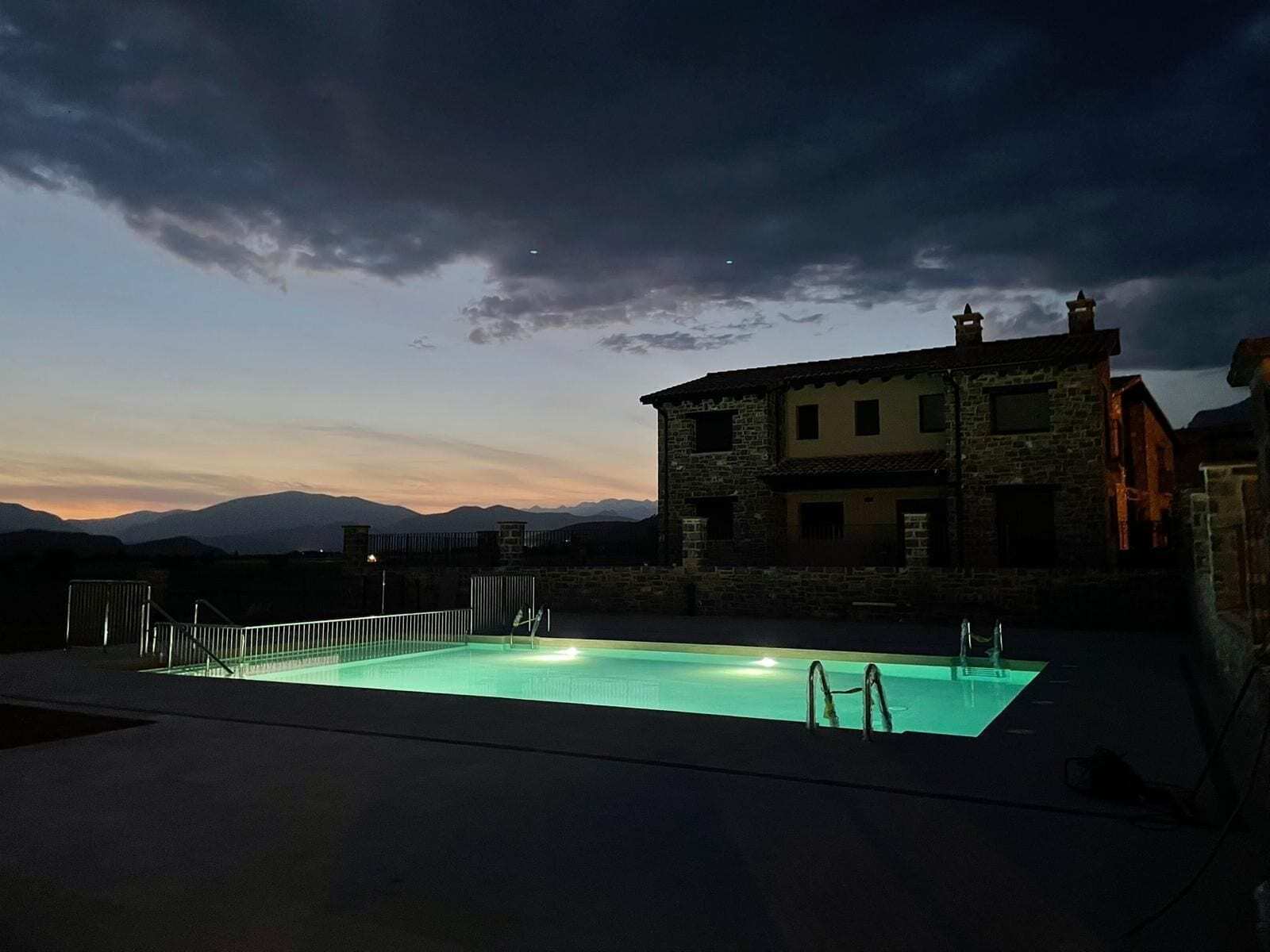 Casas Pirineo Aínsa: Pool & Garden