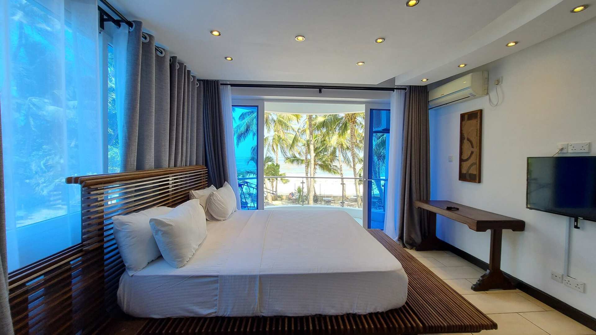 Cowrie Shell Beach Apartments Official