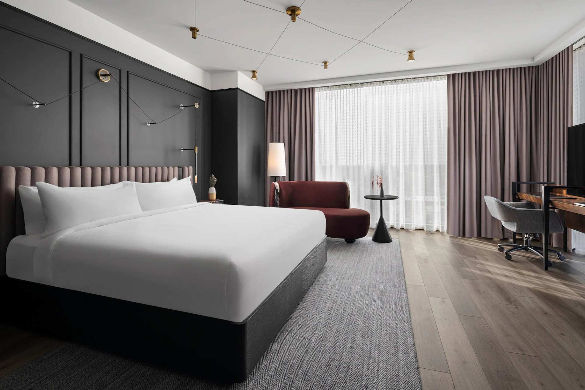 Renaissance Milwaukee West Hotel