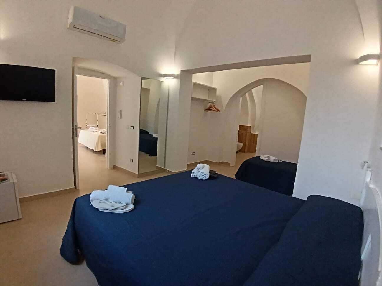 Hotel Antica Repubblica in the historical center 2 minutes away,at 170mt, from the Sea