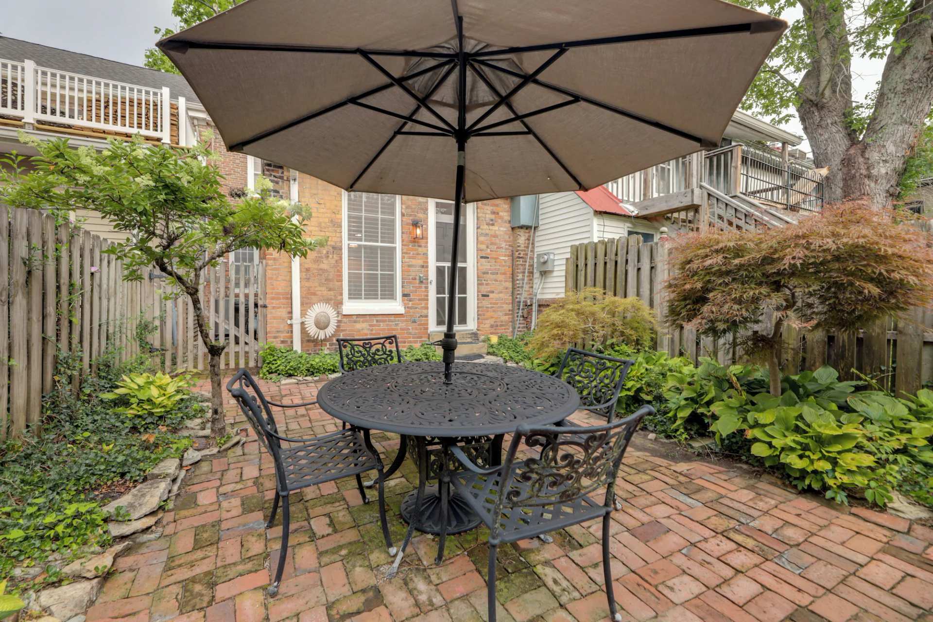 Studio en bord de rivière avec patio privé et jardin !