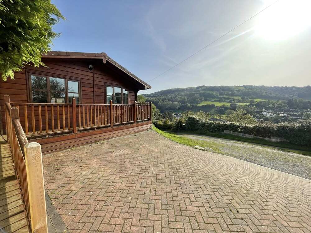 Quiet Sunny South Facing Lodge, Private Decking with Great views & Car Parking