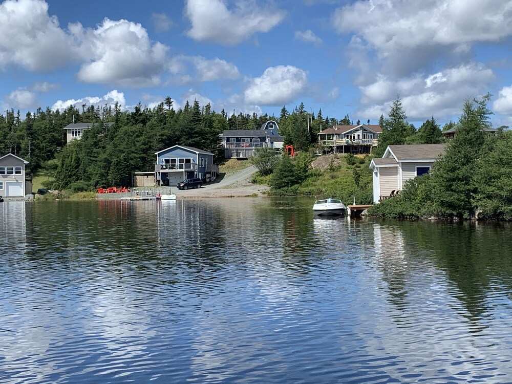 Couple's Retreat, Beautiful Boathouse on the Water.
