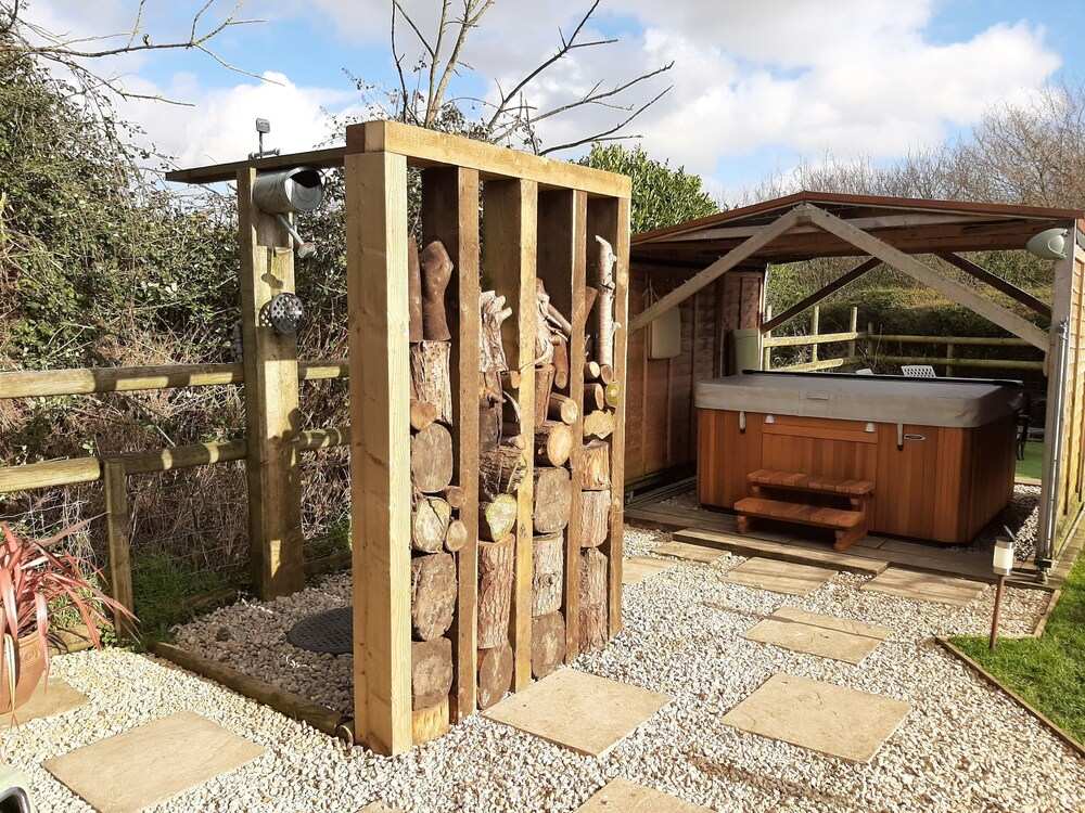 Found at the foot of Roundway Hill with it's own secluded garden. Pet friendly.