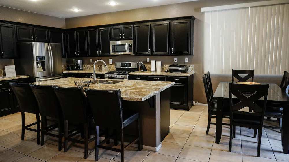 5 Bedroom, Pool Table, Pool/Spa, 8.2 miles to Las Vegas Strip & 13.2 to airport