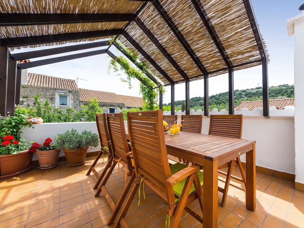 Chique stenen huis met schattig dakterras Murter