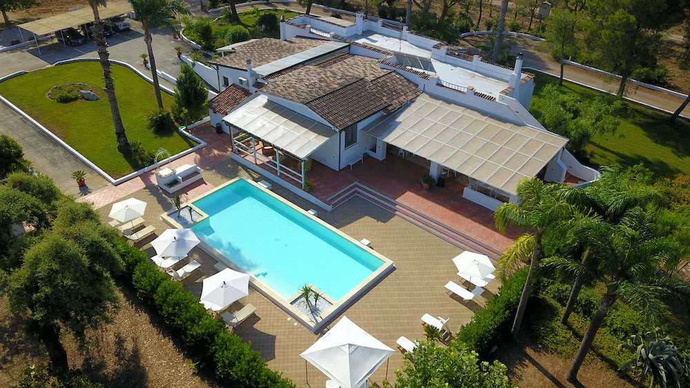 Villa Vetti, prachtige villa omgeven door groen met zwembad, op enkele km van de zee