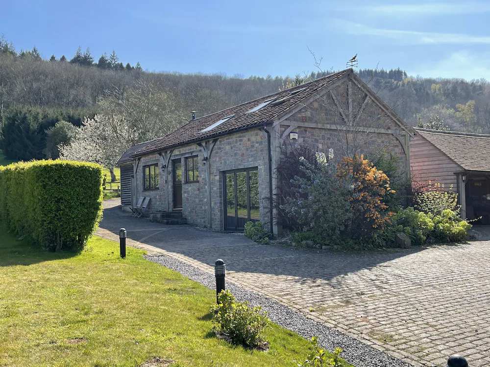 Granero convertido aislado ubicado en las laderas norte de Mendips.