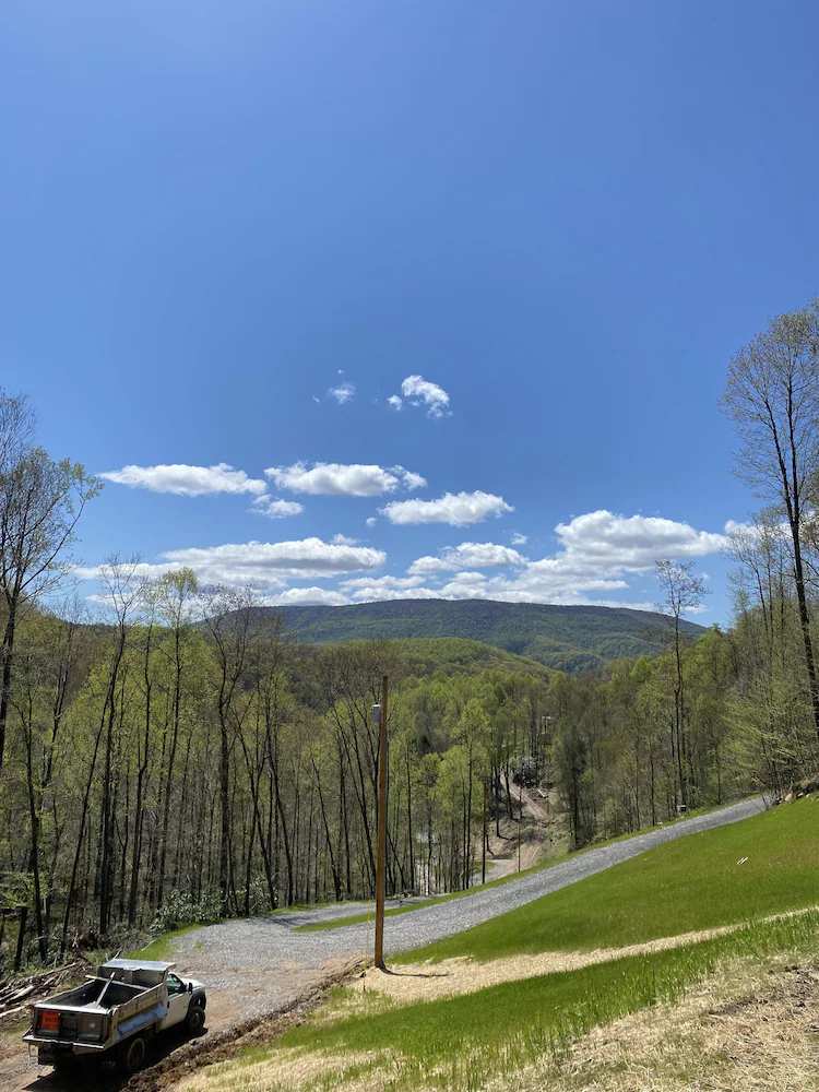 Beautiful, Modern Mountain Cabin with beautiful view. Close to ski resorts!!