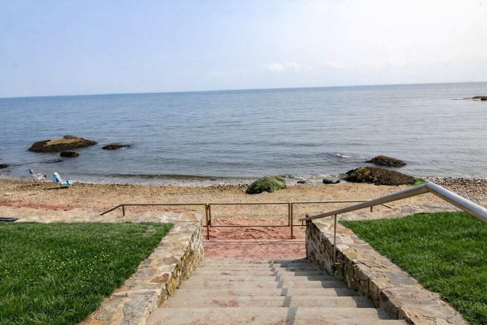 UPDATED HOME, king+queen beds, AC, 5 min walk to beach, 1 min to Waters Edge