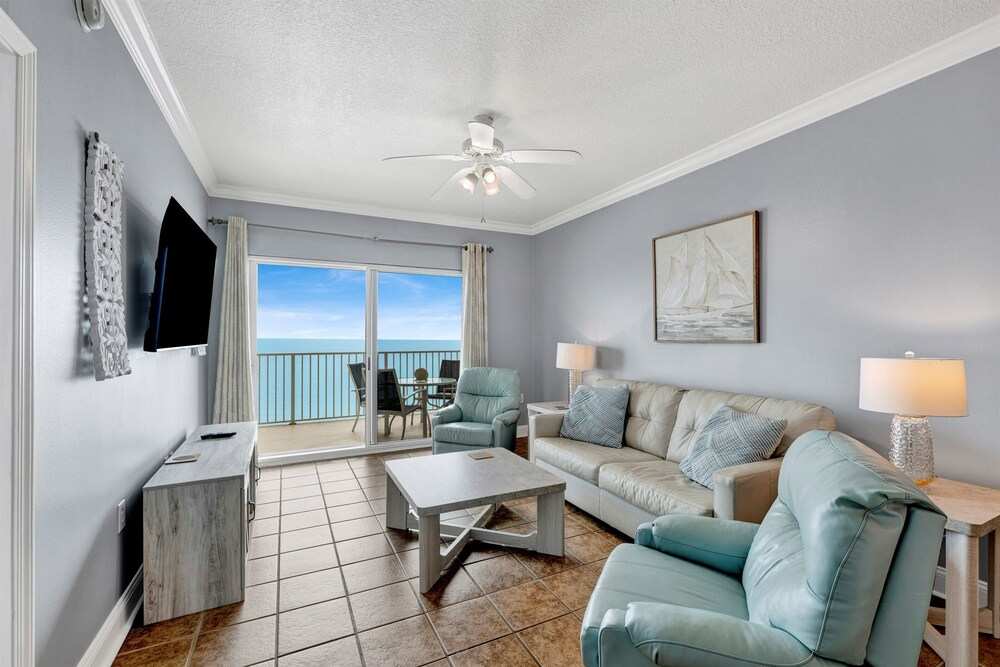 Vues sur la plage depuis la chambre principale et le salon