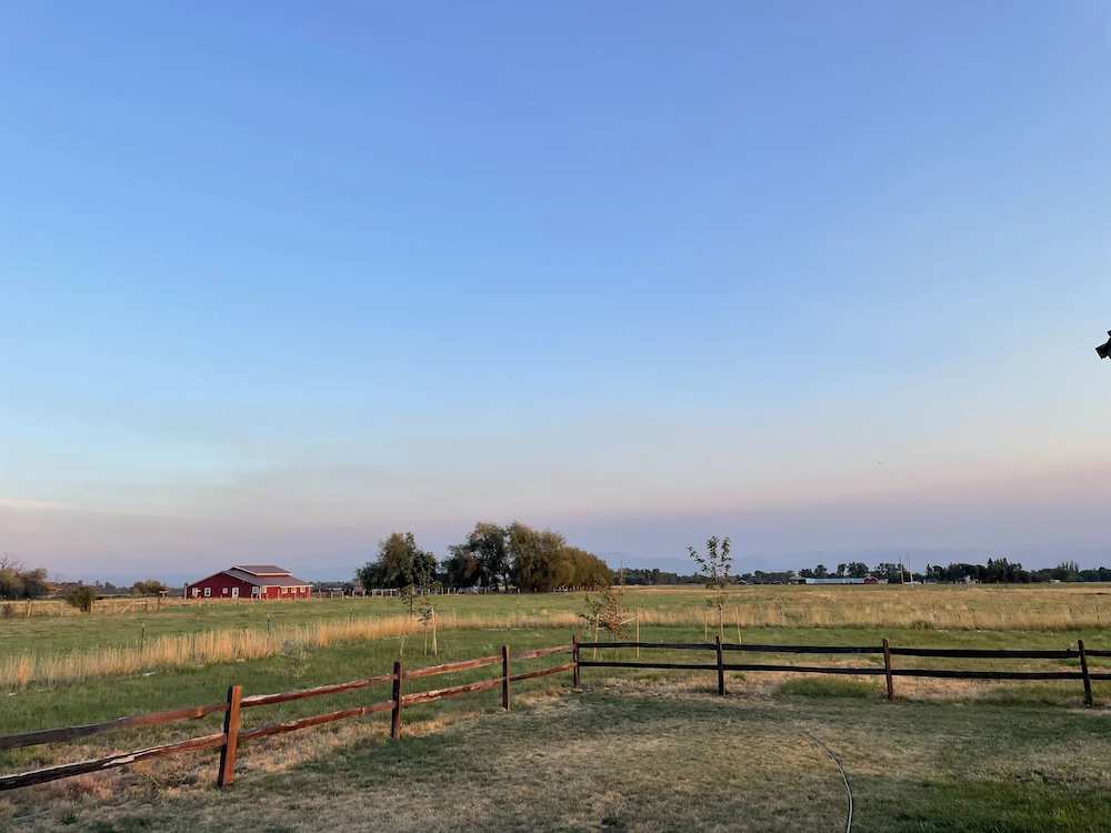 Large Modern Farmhouse -Country living at it's finest!