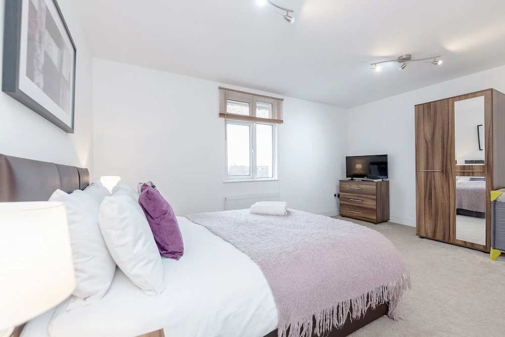 (3) Gezinnen welkom, gratis parkeren, gratis wifi, modern appartement en winkels in de buurt!
