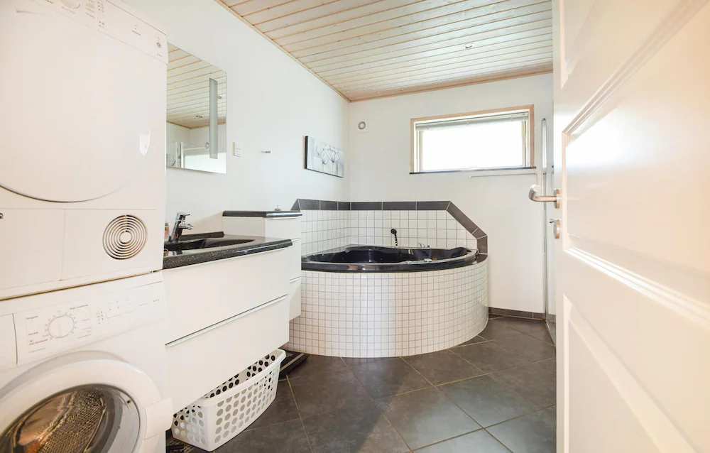 Pet Friendly Home In Fårvang With Swimming Pool