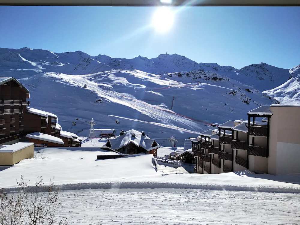 Val Thorens, quiet apartment facing south; ski on foot for 5/7 people
