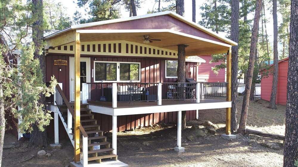 Gezellige, rustieke Pine Ridge Cabin met prachtig uitzicht - Midtown Ruidoso