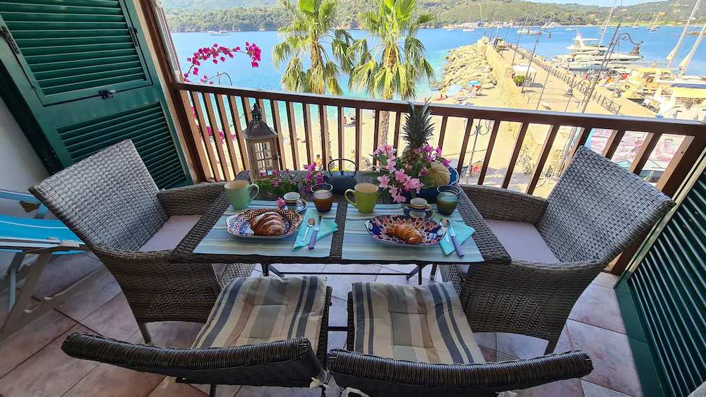 Puerto precioso apartamento azul con terraza sobre la playa.