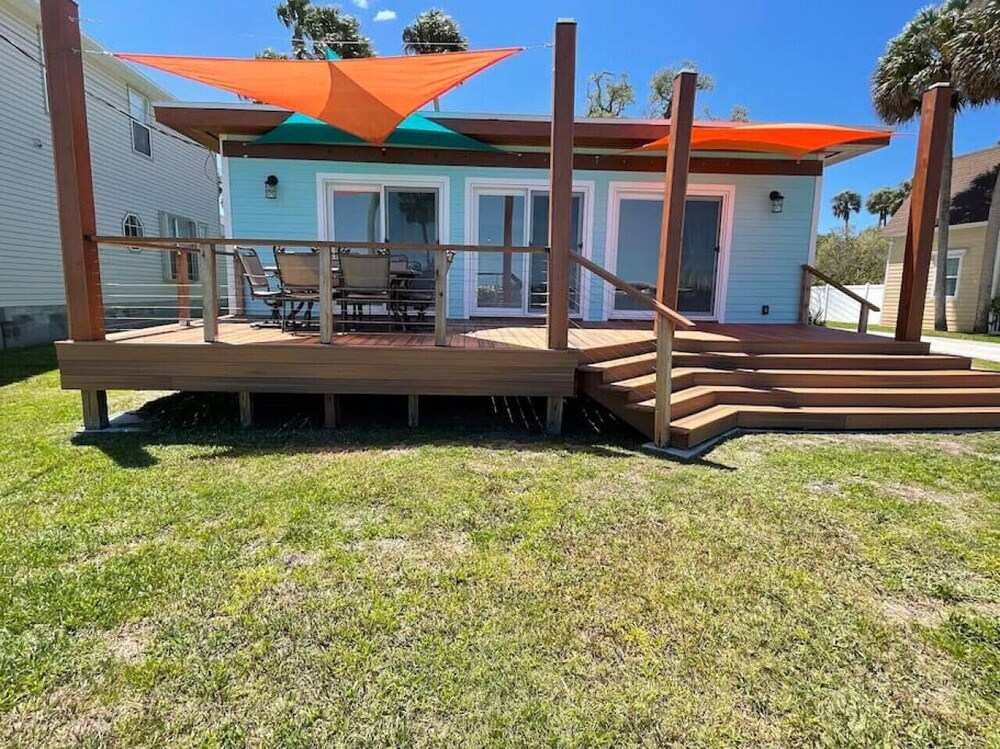 Stylish Intercoastal Blue Bungalow-3min. to Beach