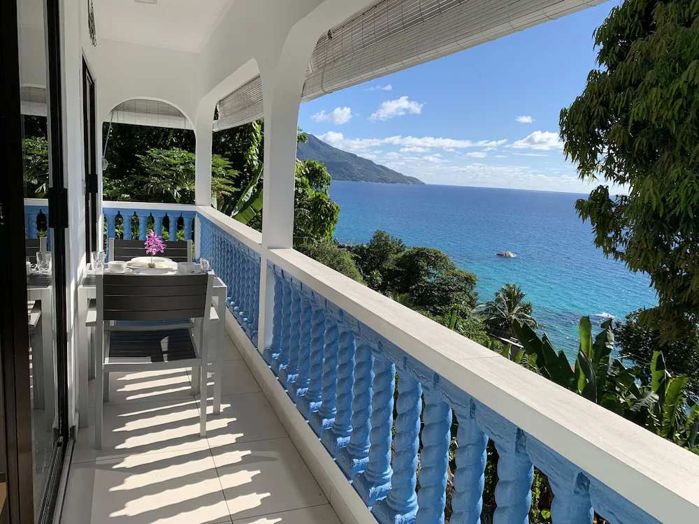 Fabulous Sea View Upper Floor Private Apartment 2 minutes walk to the beach