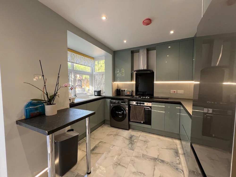 Family small group-Wifi-Garden-Parking-Sleeps 6