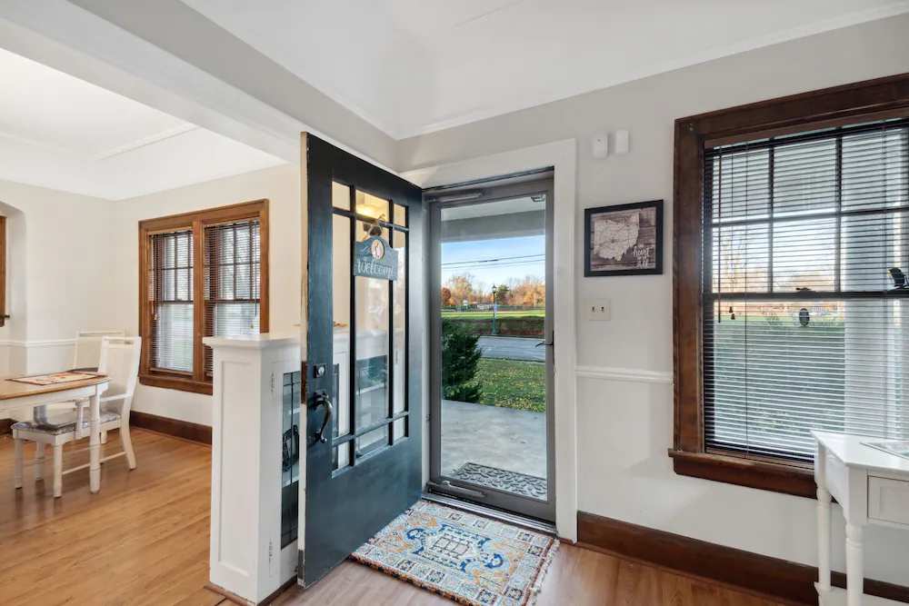 Exclusive Ottawa Hills Private Home, Garage, WD, Gourmet Equipped kitchen, Netflix