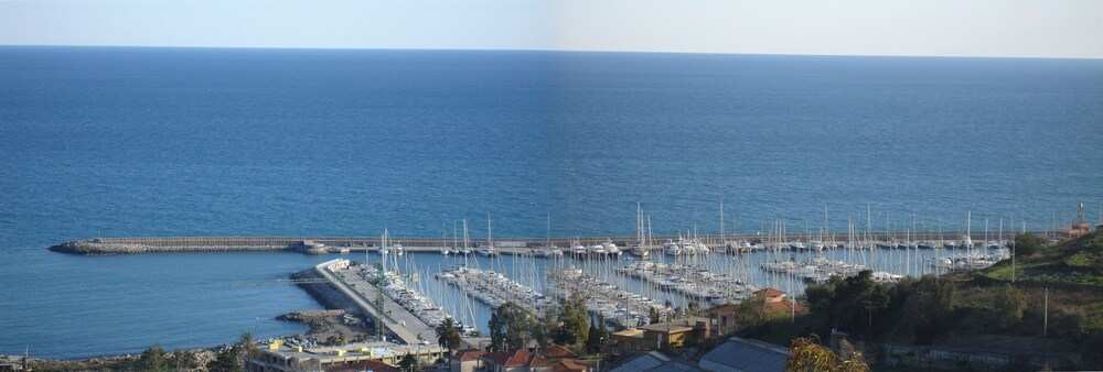 VILLA DEL MARE LIGURE Moradia geminada com vista mar 4 quartos 2 WC