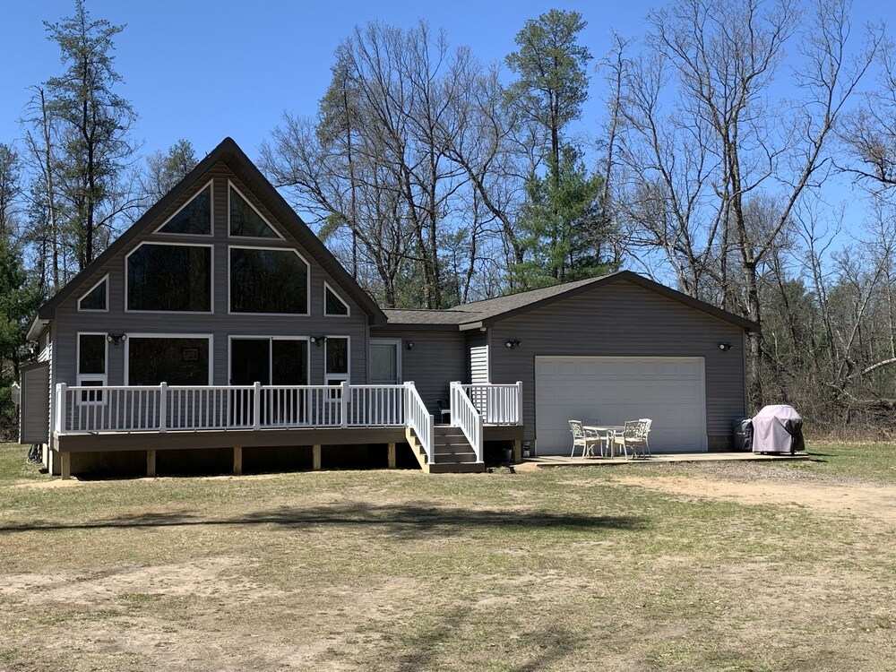 Perfect Getaway! Secluded Modern 3 Bedroom, 2 Bath Cabin on 12.5 Private Acres