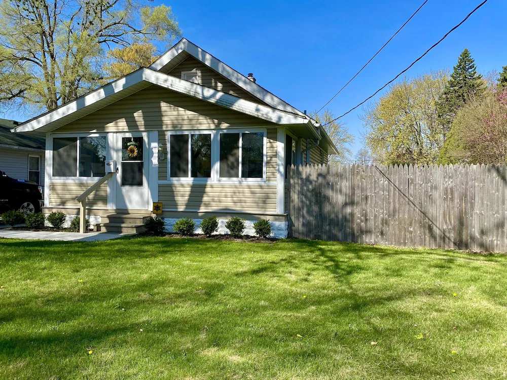 ~Bee1 Bungalow~Charming & Cozy in a Prime Location!