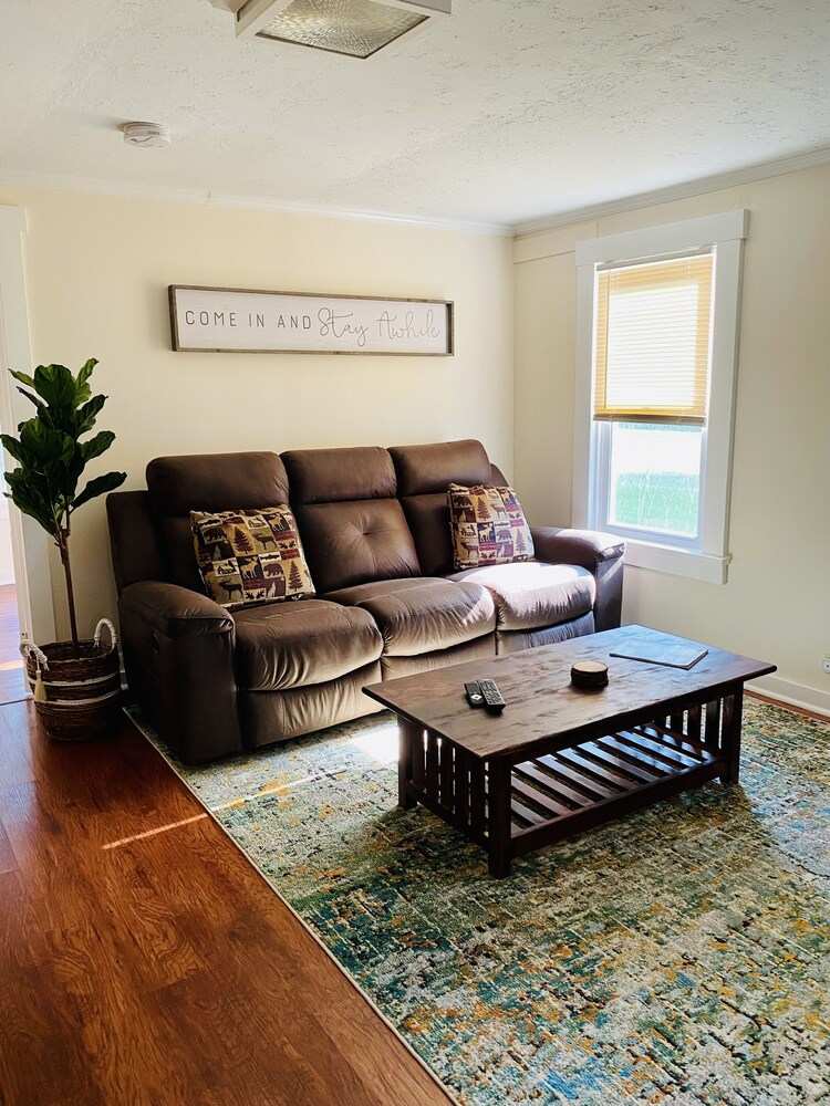 Cozy Home, Minutes from Killington! Washer/Dryer & Free Disney+/Peacock!